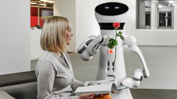 Frau mit Care-O-bot