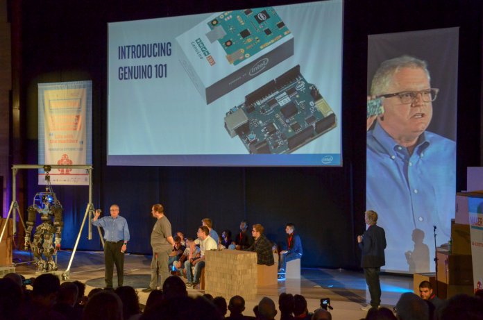 Josh Walden von Intel stellte das neue Board zur Eröffnung der Maker Faire Rom gemeinsam mit Massimo Banzi von Arduino vor.