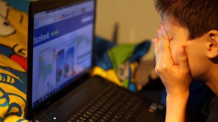 Internetsüchtige Person