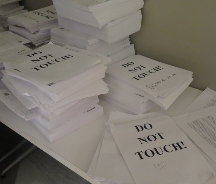 Papierstöße mit Anweisung &quot;Do Not Touch&quot;