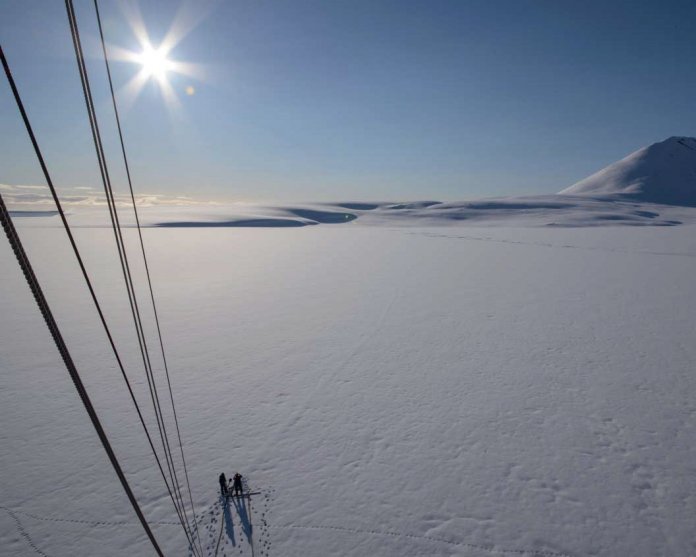 Ausblick vom Mast des Segelschiffs ?Antigua? auf Spitzbergen: Die weit geschlossene Blende erzeugt das Sonnensternchen in diesem Bild. <br />
<br />
Nikon D800 mit Sigma 4.5-5.6/12-24 mm  19 mm  ISO 200  f/18  1/320 s
