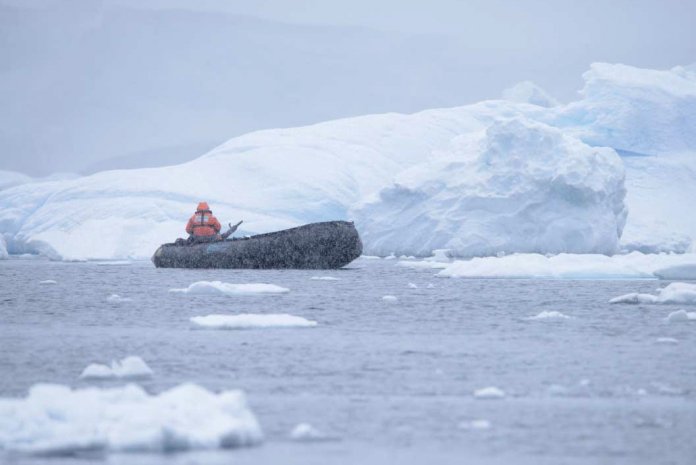 Lange Brennweiten verdichten das Schneegestöber - vor allem gegen einen dunklen Hintergrund wie diesem Boot entstehen beeindruckende Flockenwirbel-Bilder.