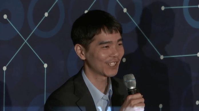 Endlich hat er wieder was zu lachen: Lee Sedol auf der Pressekonferenz im Anschluss an Partie 4.