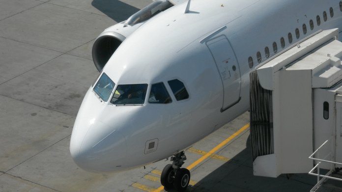 Flugzeug am Gate