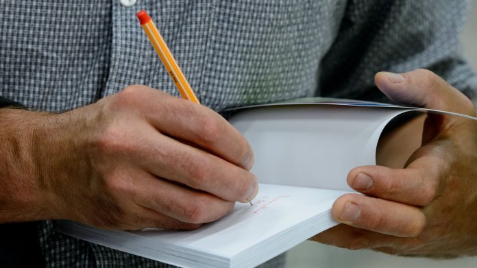 Autor signiert Buch