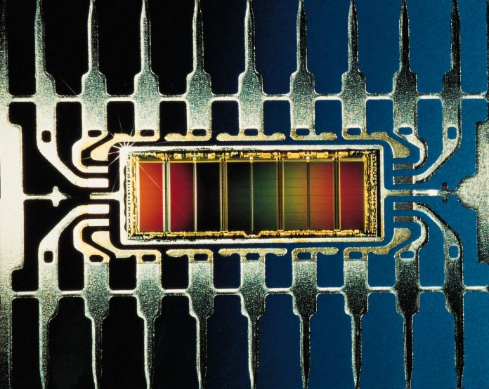 Ende 1987 werden die ersten 1-MB-Chips produziert.