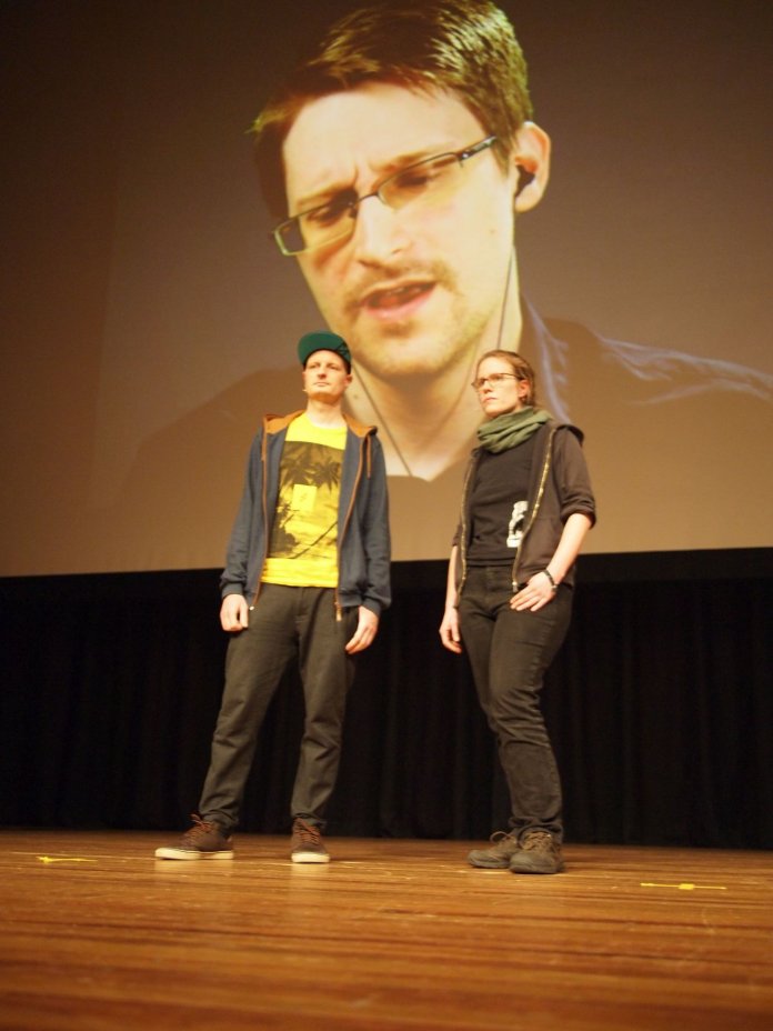 Die Blogger Anna Biselli und Andre Meisner von Netzpolitik.org, die intensiv die Arbeit des NSA-Untersuchungsausschusses verfolgen, in der Video-Konferenz mit Edward Snowden.