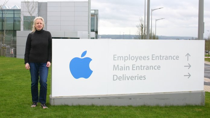 Daniela Kickl auf dem Apple-Gelände
