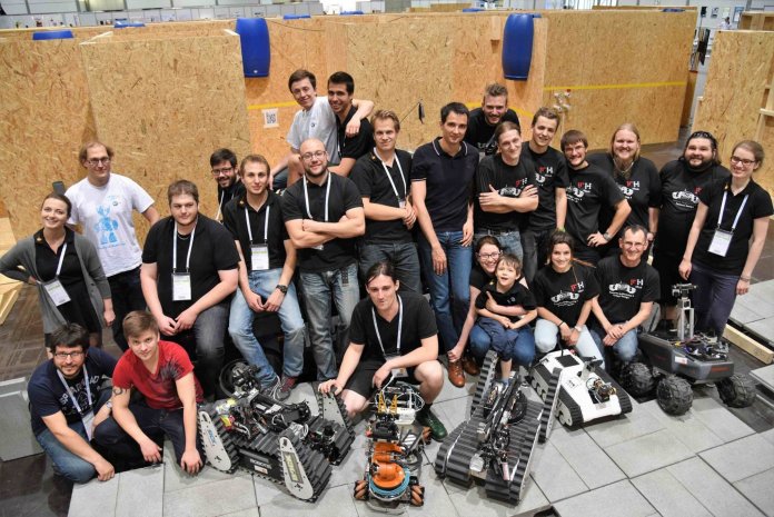 Zwei Teams vereint: Das Team AutonOHM der Technischen Hochschule Nürnberg, Georg Simon Ohm und das Team CuasRRR der Carinthia University of Applied Sciences zusammen mit ihren Robotern bei der WM 2016 in Leipzig.