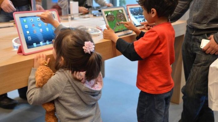 Kinder am iPad