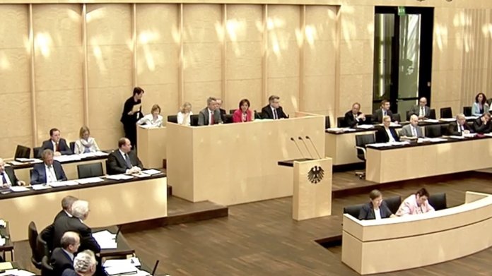 Bundesrat gibt weiten Zugriff auf Passfotos aller Bürger und Handys von Flüchtlingen frei