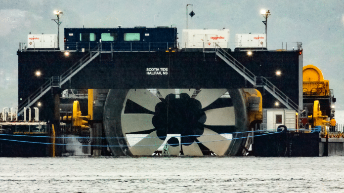 Turbine auf Lastkahn