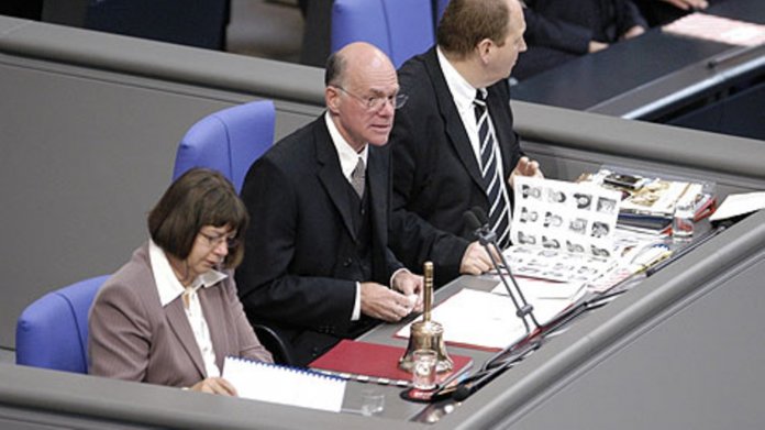 Bundestagspräsident fordert Mindeststrafmaß für Hass-Kommentare