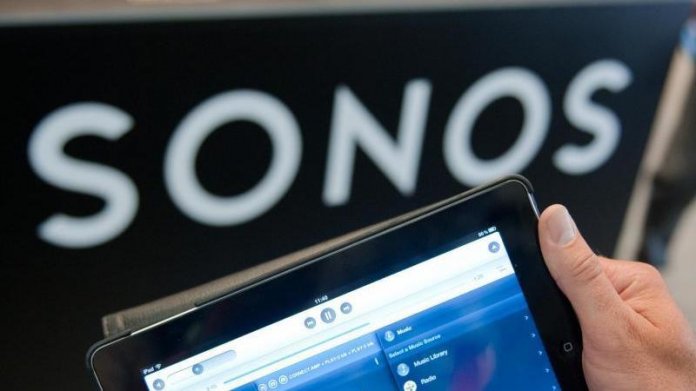 Schritfzug Sonos, davor ein Tablet