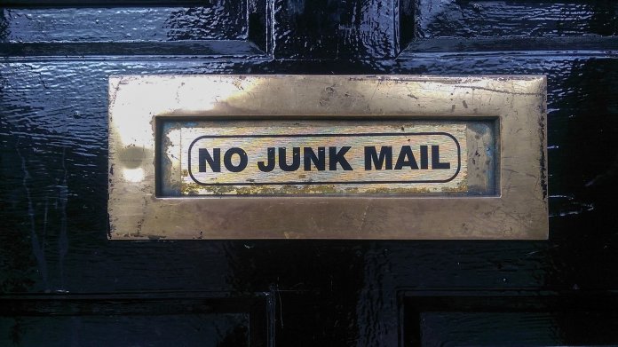Briefschlitz mit Aufschrift "No Junk Mail"
