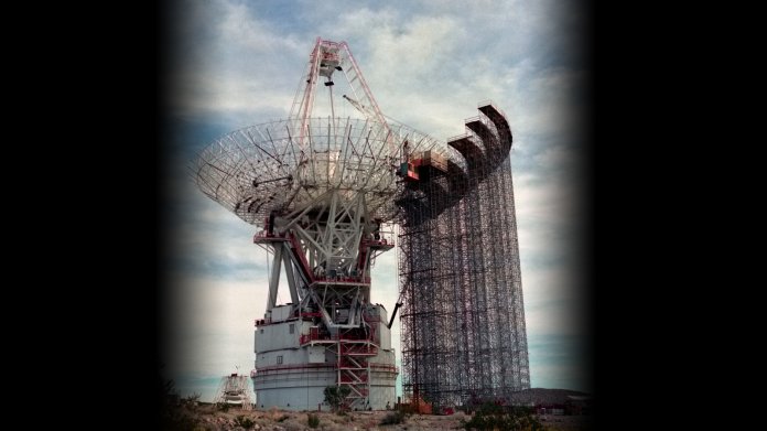 Ausbau der größten Antenne im Goldstone-Komplex von 64 Metern Radius auf 70 Meter.