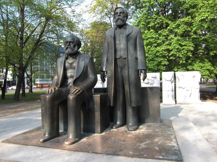 Das Denkmal für Karl Marx und Friedrich Engels auf dem ehemaligen Marx-Engels-Forum in Berlin. So versteinert dürfte einem die Lektüre von Marx' Werken eigentlich nicht hinterlassen, man mag es aber als Sinnbild für die Marx-Exegese in der ehemaligen DDR betrachten.