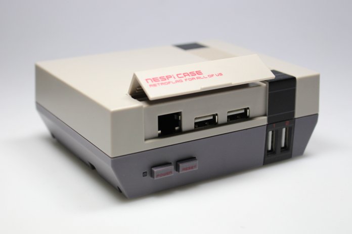 Ein graues Gehäuse für einen Raspberry Pi in Form eines NES