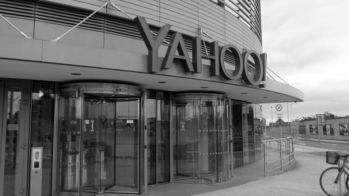 Eingang mit Drehtüren, darüber Leuchtreklame "YAHOO!"