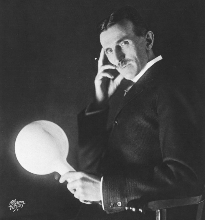 Nikola Tesla in den 1890er Jahren mit drahtlos leuchtender Lampe