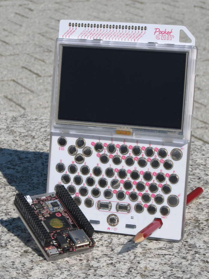 Der CHIP und seine tragbare Variante PocketCHIP (CHIP mit Gehäuse, Bildschirm, Tastatur und Akku).