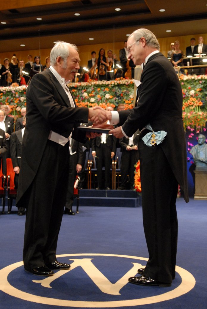 2007 erhält Peter Grünberg den Physik-Nobelpreis. Der schwedische König gratuliert ihm.