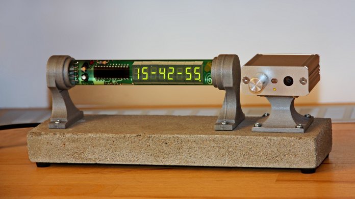 Octet-7: Selbstgebauter Funkwecker mit Sieben-Segment-Anzeigen im Glasrohr