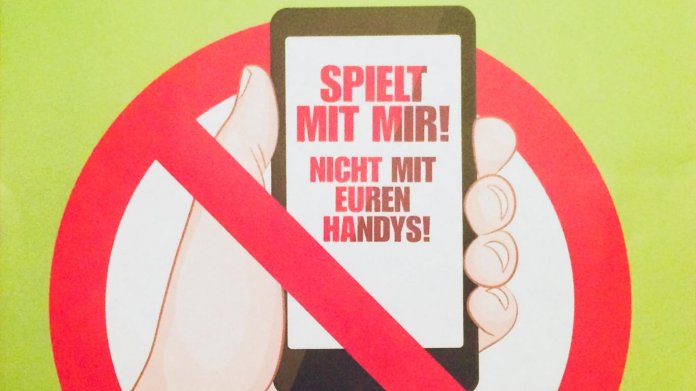 Kinder-Demo gegen den Handy-Konsum ihrer Eltern