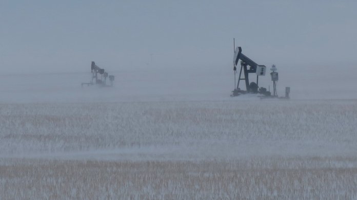 2 Erdgas-Pumpen in einem Feld in Schneesturm