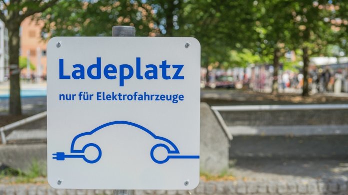 Elektromobilität: Zahl der Ladestationen für E-Autos steigt weiter