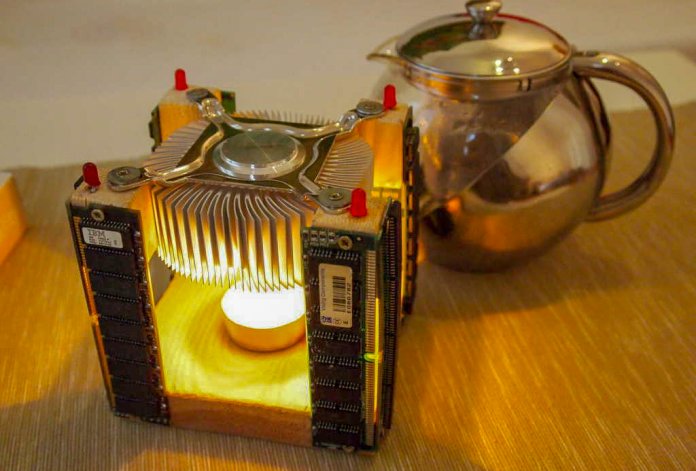 Teekanne neben Tee-Stövchen aus CPU-Kühler.