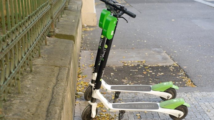 Bundesverkehrsminister sieht großes Potenzial für Elektro-Scooter