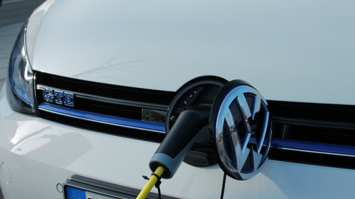 Scheuer verlangt eine Milliarde Euro für private E-Auto-Ladesäulen