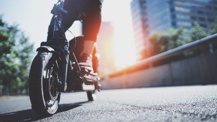 E-Tretrollerfahrer "verirrt" sich auf Autobahn