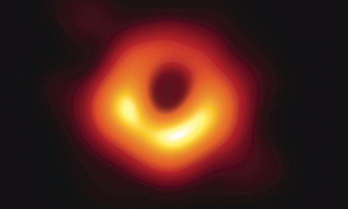 Das erste „Foto“ des Ereignishorizonts eines Schwarzen Lochs entstand aus rund 3,5 Petabyte Messdaten.