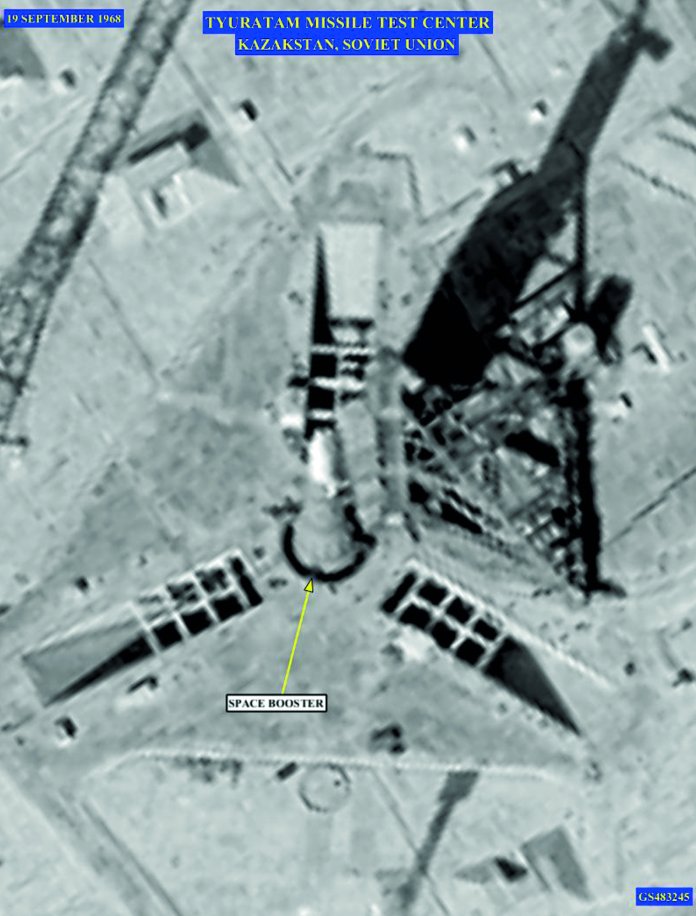 Amerikanisches Spionagebild, das die Mondrakete N1 am 19. September 1968 auf dem Testgelände Tjuratam (heute Baikonur) zeigt.