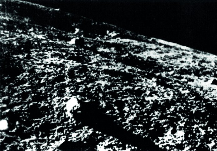 Erstes Bild, das eine Mondsonde von der Oberfläche geschickt hat. Luna 9 war der zwölfte Versuch einer weichen Landung durch die UdSSR – diesmal klappte es.