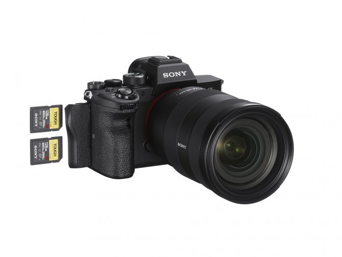 Auf dieses Feature dürften viele Fotografen gewartet haben: Beide SD-Kartenslots der A7R IV sind UHS-II-kompatibel.