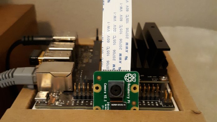 Ein Einplatinenrechner, der Jetson Nano, mit einer aufgesteckten Raspberry-Pi-Kamera.