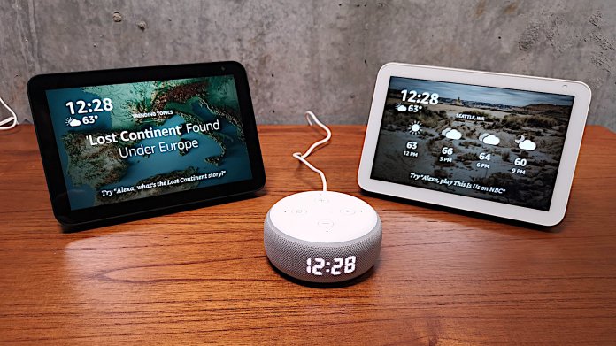 2 Echo Show 8, 1 Echo Dot mit Uhr