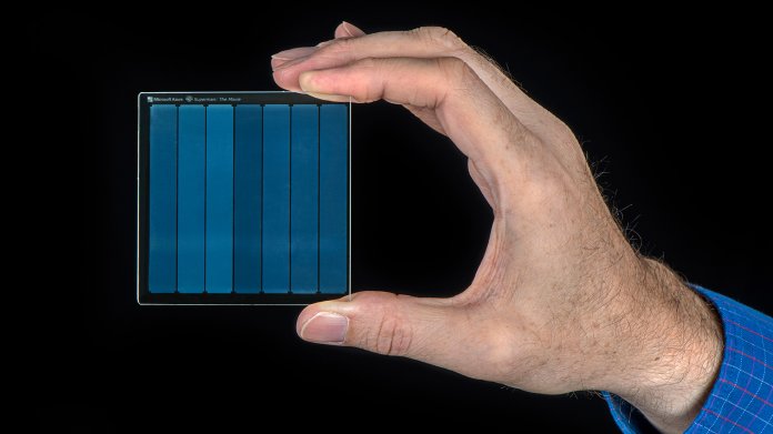 Project Silica: Microsoft und Warner speichern "Superman"-Film auf Glasscheibe