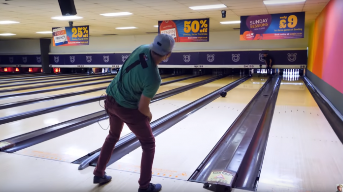 Ferngesteuerte Bowlingkugel trifft garantiert alle Pins