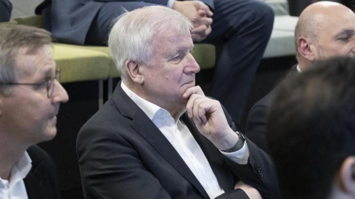 Innenminister Seehofer besucht Digitalisierungslabor