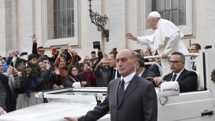 Papst predigt Handy-Verzicht: "Es gibt keinen Herz-Bypass für dieses Übel"