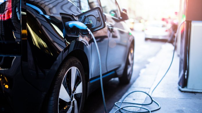 VdTÜV-Umfrage: Hohe Preise und geringe Reichweite halten vom E-Auto-Kauf ab