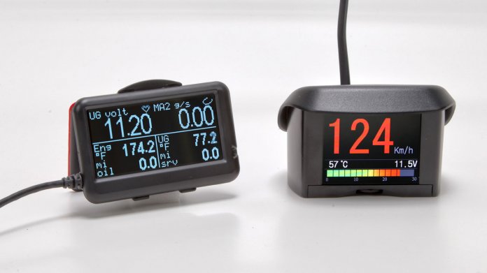 Displays wie das Ultragauge (links) und A202 zeigen Messwerte permanent für den Fahrer an. Das A202 beherrscht allerdings nicht alle OBD-2-Protokolle.