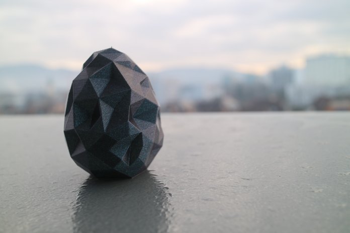 Das Polygon-Ei gedruckt in blauem Glimmer-Filament.