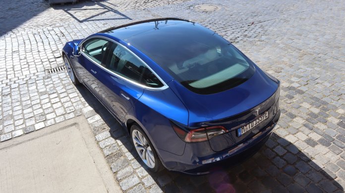 E-Sports: Unterwegs im Tesla Model 3 SR+
