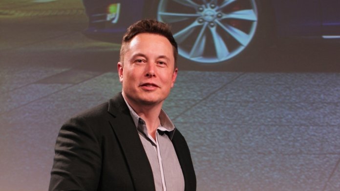 Elon Musk auf Bühne