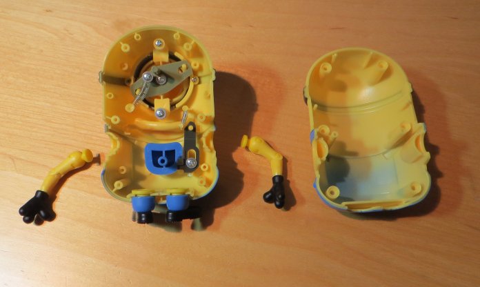 Das Minion-Spielzeug aufgeschraubt, die Original-Mechanik ist sichtbar.